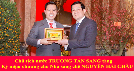 Nhà sáng chế Nguyễn Hải Châu nhận Kỷ niệm chương từ Chủ tịch nước.