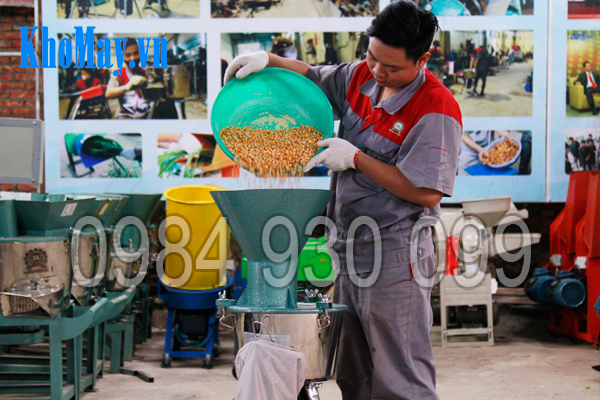 Tính năng nghiền bột khô của máy chế biến thức ăn chăn nuôi 3A2,2Kw 3 pha (phễu tròn)