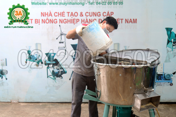 máy làm thức ăn cho gà